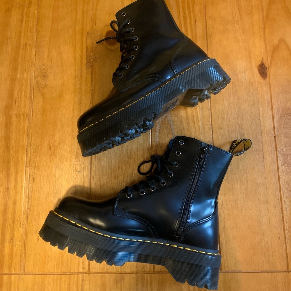 Dr. Martens Jadon platform 8-eye boot